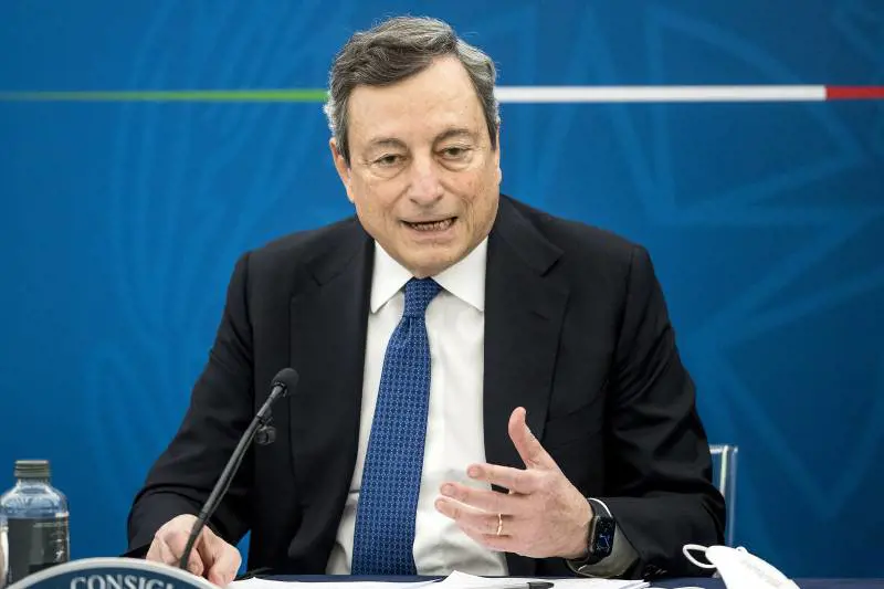 Bassetti si ritrova il premier alla messa. E prega per lui