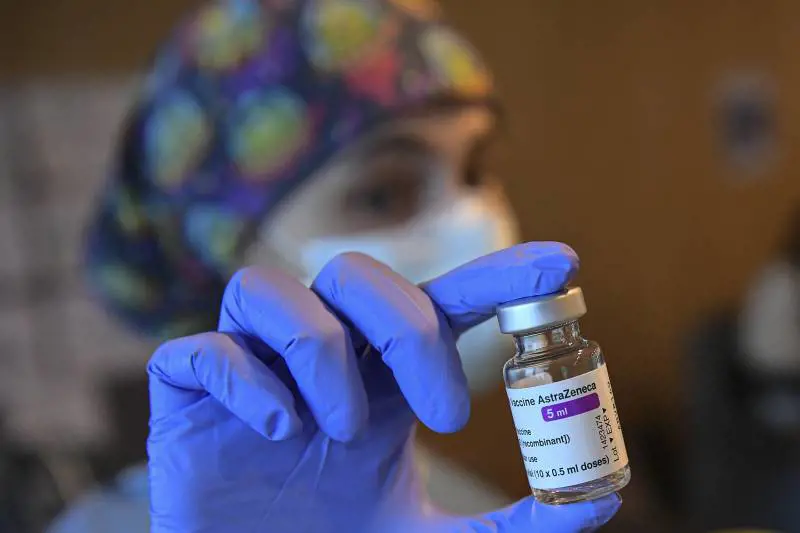AstraZeneca non più per tutti? Età e limiti: chi non può farlo