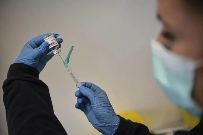Bambini, adolescenti e giovani donne: altre restrizioni per AstraZeneca