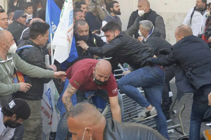 Botte in piazza e due agenti feriti. "Noi imprenditori, non delinquenti"