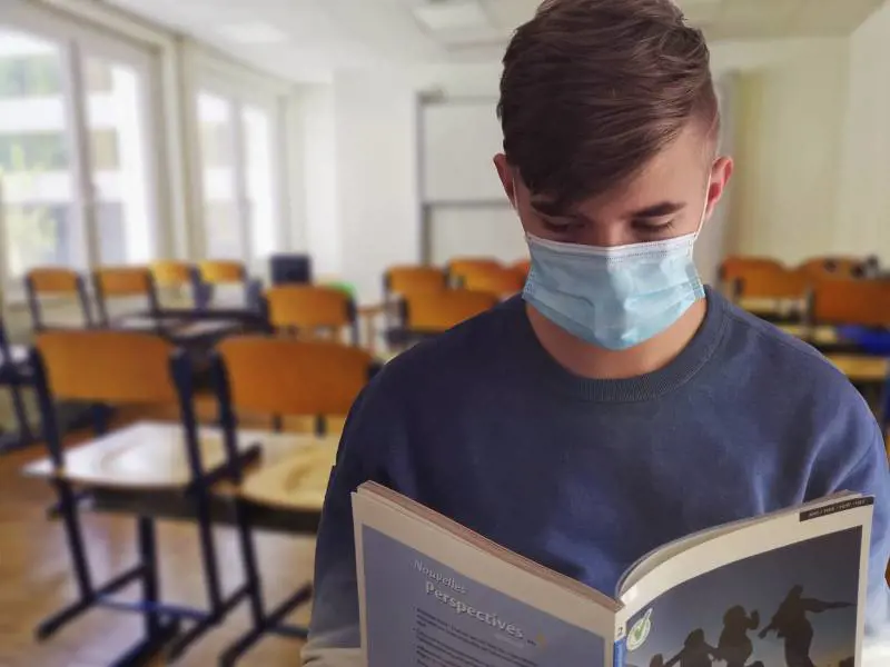 Covid e scuola: le mascherine sono più sicure del distanziamento