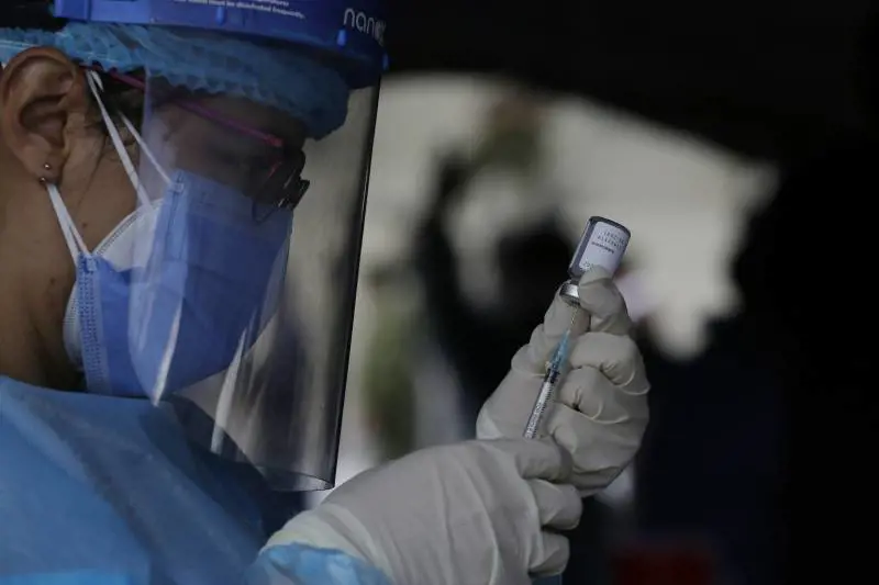 Vaccinazione eterologa: soluzione o rischio? Gli scienziati favorevoli sul mix di iniezioni