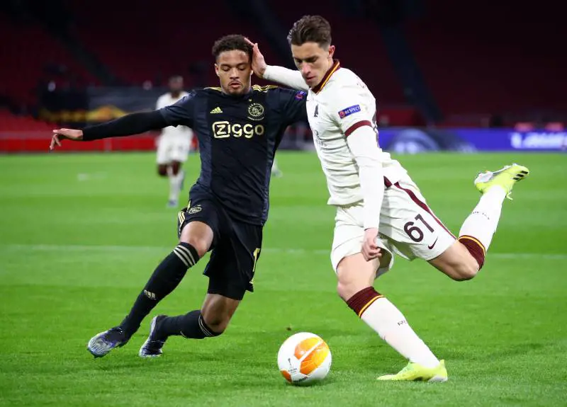 Il bruttissimo gesto del raccattapalle che segna Ajax-Roma