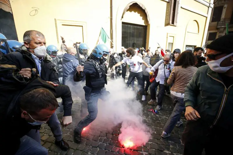 Scontri e bombe carta. La rivolta di "IoApro" in piazza
