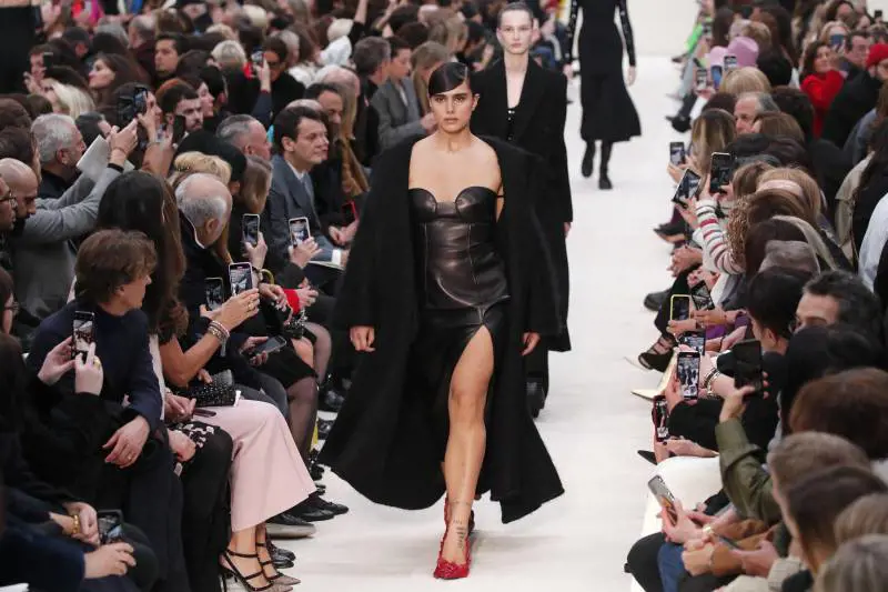 Valentino s-veste la fluidità di genere. La moda diventa una tribuna politica