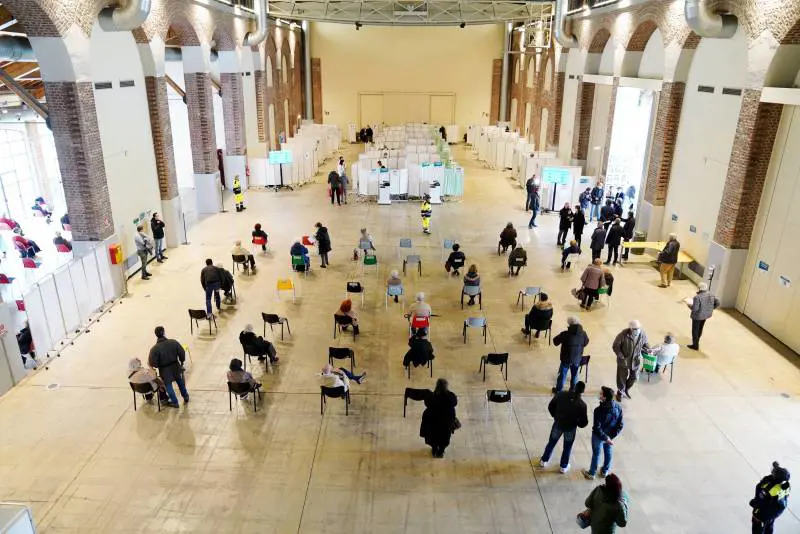 Vaccini, il 22 aprile aprono le iscrizioni per gli over sessanta