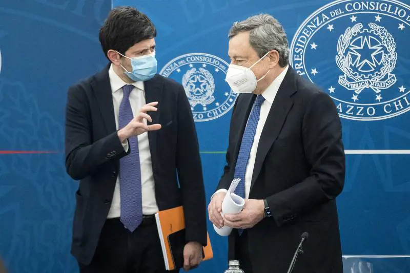 Speranza: "Valutazioni su J&J ma è vaccino da usare. Riaperture? A maggio"