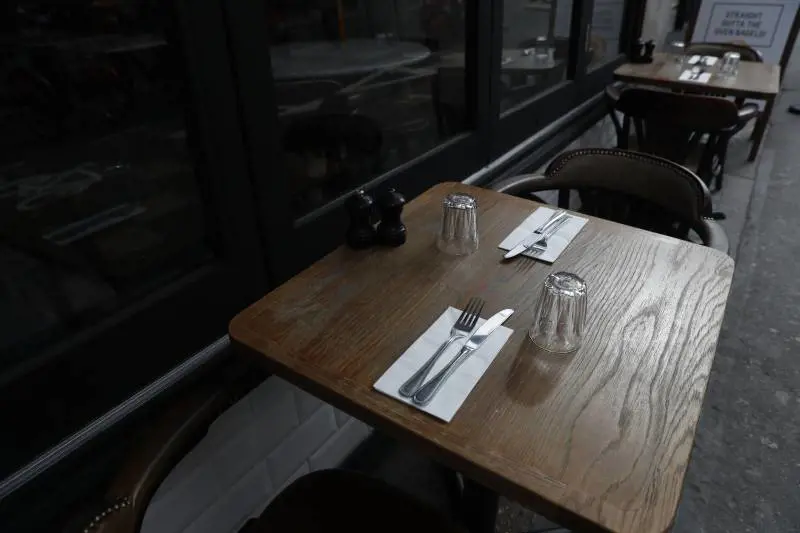 Il coprifuoco spostato a mezzanotte per andare al ristorante anche di sera