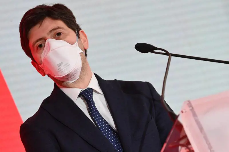 "Assolutamente no, è una battaglia politica". Speranza non molla la poltrona