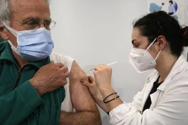 Il piano vaccini cambia ancora: l'incognita sui cinquantenni