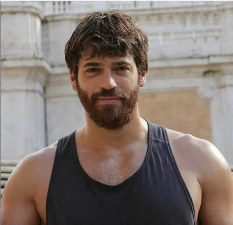 Can Yaman sparito dai social. Cosa c'è sotto