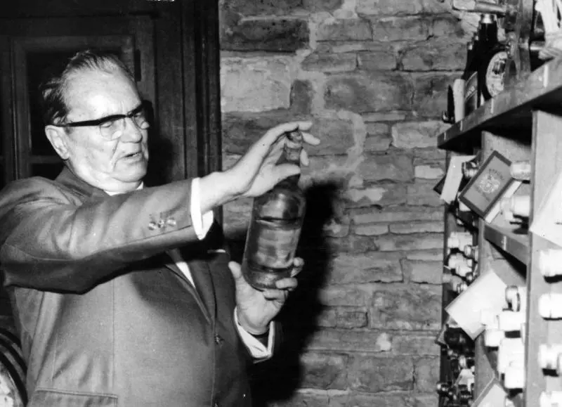 Via l'onorificenza al dittatore rosso. E i comunisti insorgono 