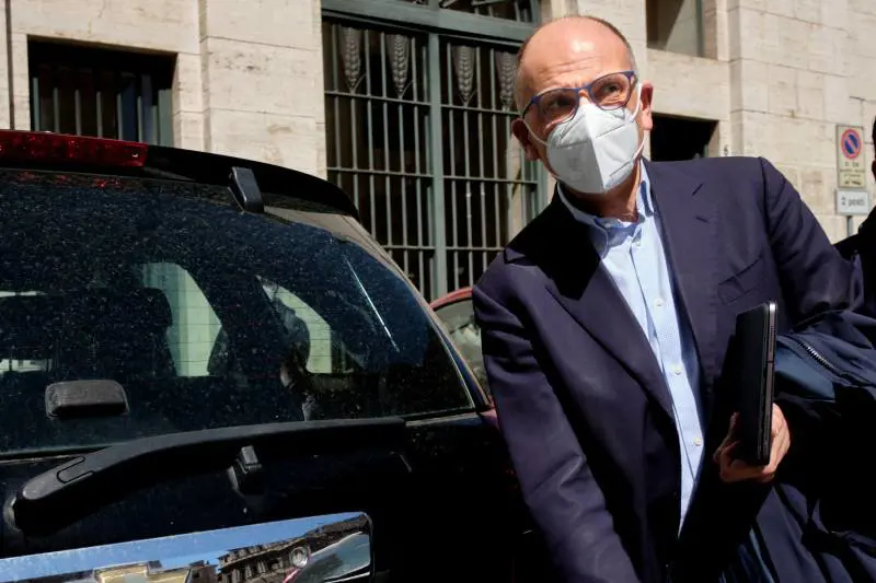 Letta flirta col fondatore di Open Arms. Salvini furibondo: "Non ho parole"