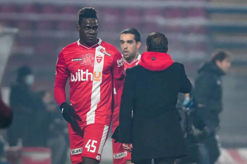 "Mi tradisci con Balotelli". E viene massacrata di botte