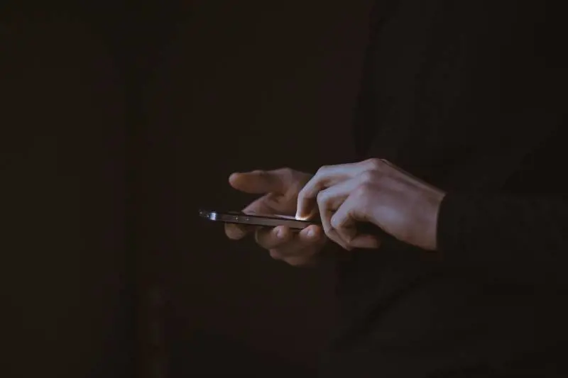 "Il tuo pacco sta arrivando, seguilo qui". L'ultima truffa via sms