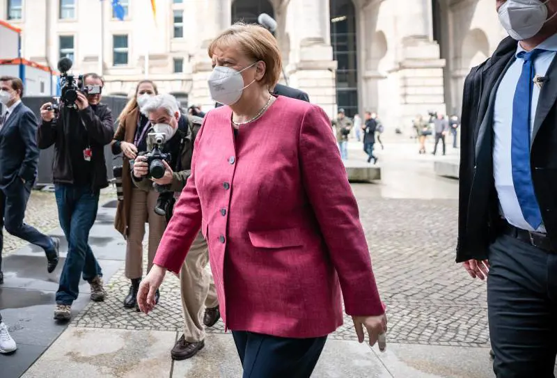 Con dati simili all'Italia la Merkel chiude "Il virus capisce solo la legge della forza"