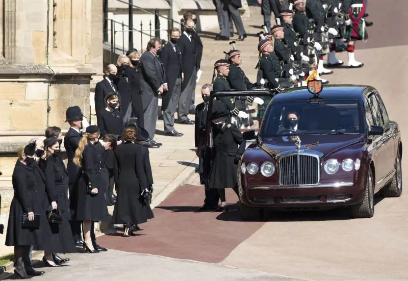 Il pianto della Regina, il dolore di Carlo. Per l'addio al nonno William e Harry tornano a parlarsi