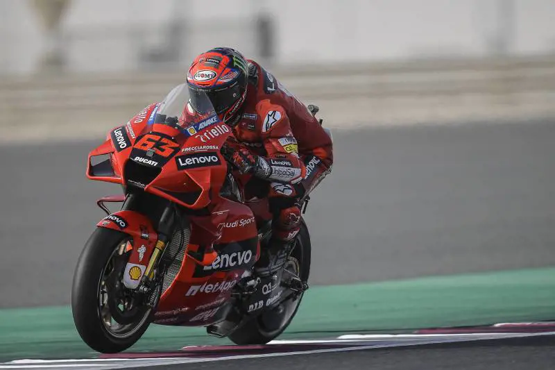 È un'Italia in testa e coda. Pecco davanti in pole, Rossi e Dovi dietro a tutti