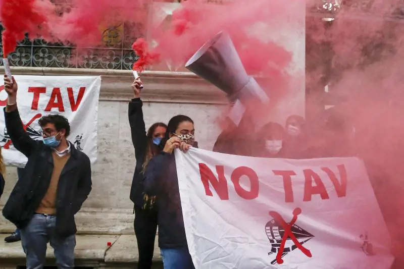 In Val Susa guerriglia No Tav. Attivista ferita negli scontri