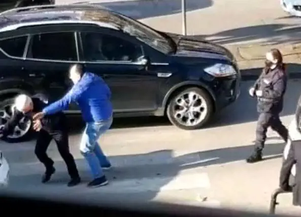 "Ma chi ti conosce? Io ti ammazzo". Pesta il vigile che lo ha multato
