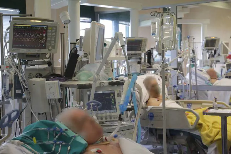 L'allarme in ospedale: "Qui troppi no vax, non possiamo ricoverare gli altri malati"