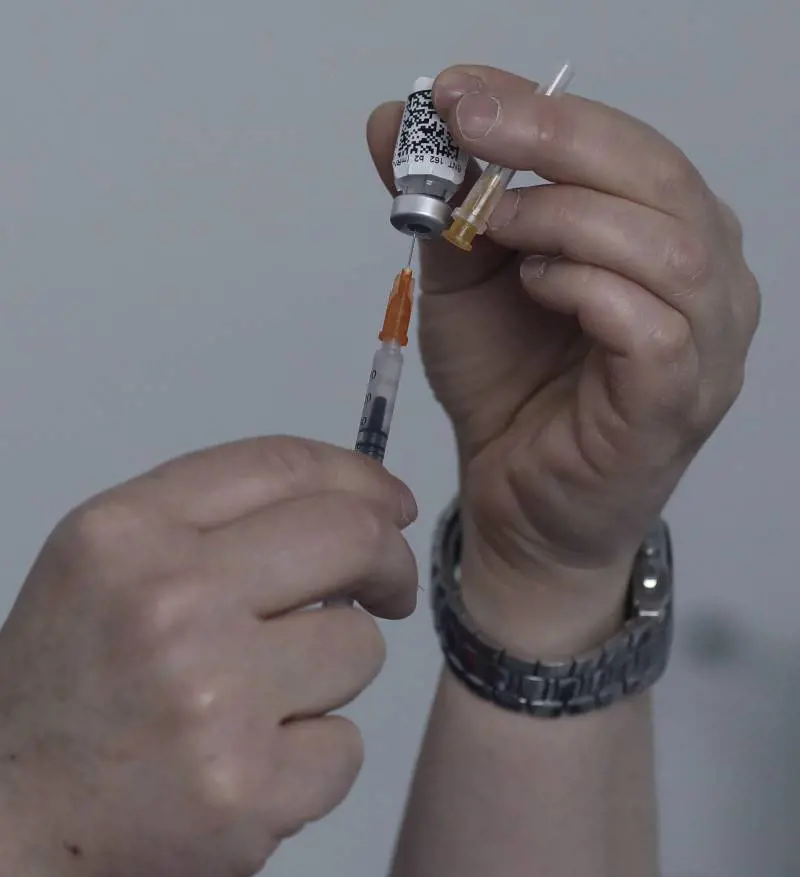 Soluzione salina al posto del Pfizer. Così il medico di base ​ha "vaccinato" 30 pazienti