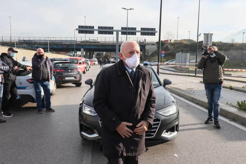 De Luca imita la Murgia "Figliuolo tolga la divisa"
