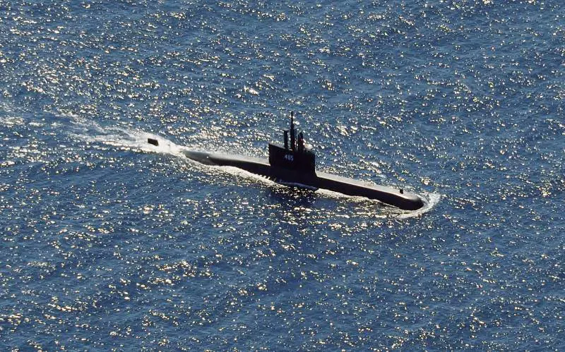 Affiorano relitti in mare: il sottomarino è affondato. Lo strazio dei familiari delle 53 persone a bordo