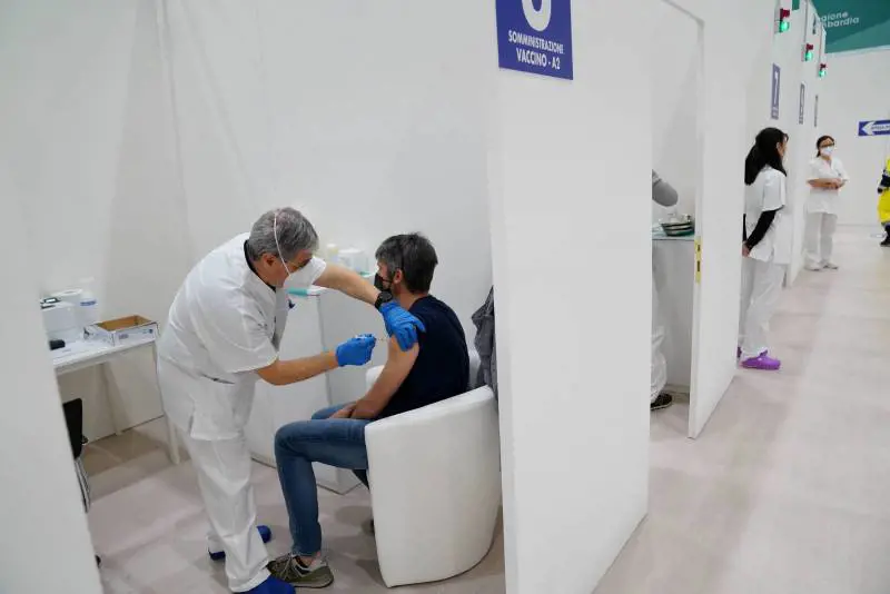 Lo dice pure Burioni: "Riaprire? Coi vaccini può andare diversamente"