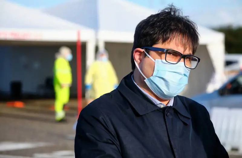 L'assessore dem che vuol "recuperare medici e infermieri tra i migranti"