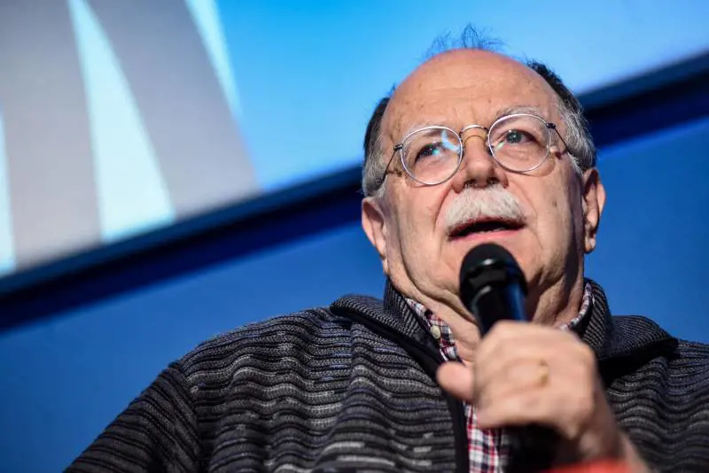 Walter Siti piccona la statua ducesca di Antonio Scurati