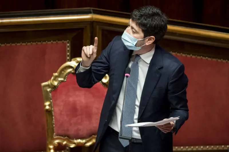 L'ipocrisia di Speranza: "Non si fa politica su un'epidemia". Ma è il primo a cavalcarla