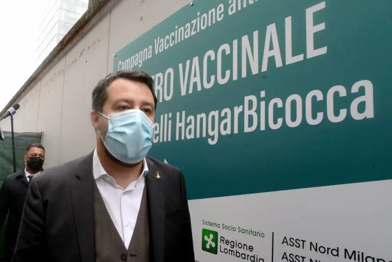 "Se ne fregano", "Firma...": finisce male tra Salvini e Fedez