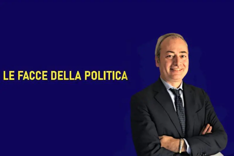 Il senatore che dorme con la cravatta e ha in mano il ddl Zan