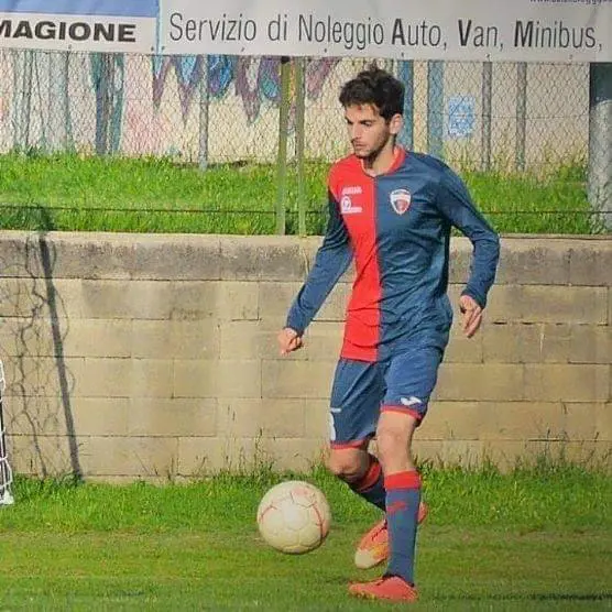 Giallo sul calciatore trovato morto. Indagata una trans