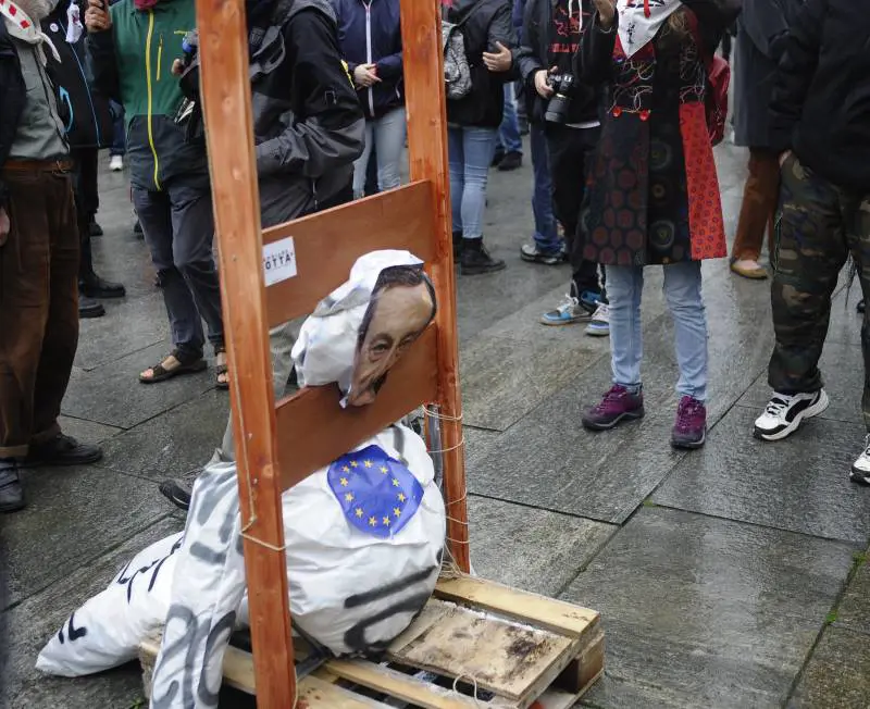 La violenza di anarchici e No Tav: Draghi "decapitato" in piazza