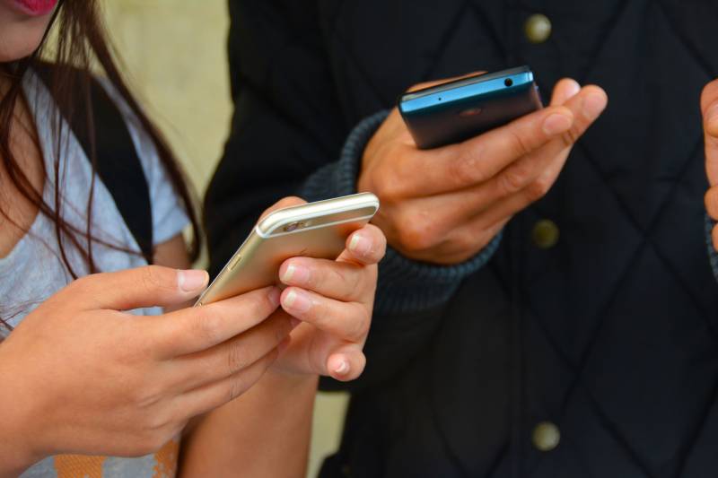 "Telefono-fobia" per i giovani: perché rispondono sempre meno