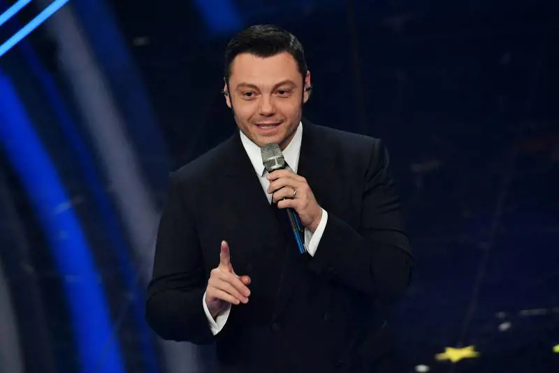 Dai versi omofobi su Tiziano Ferro e i würstel al silenzio su Amazon (di cui è testimonial)