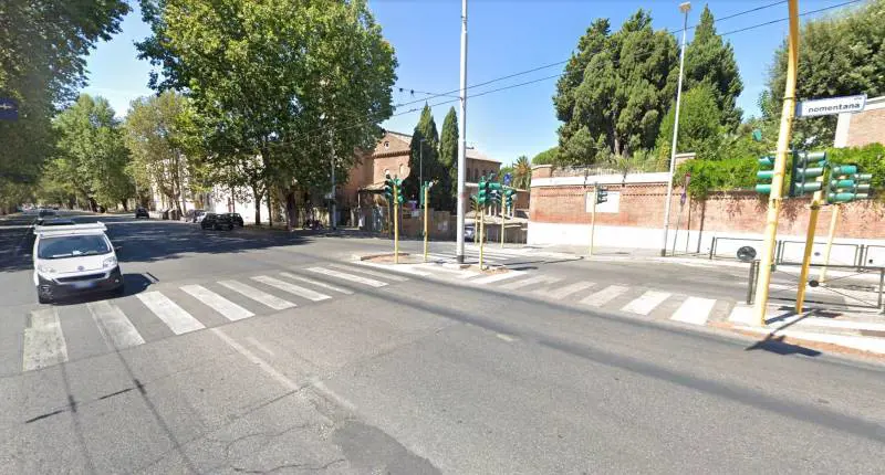 "Sbalzata per diversi metri". L'orrore sulle strisce pedonali