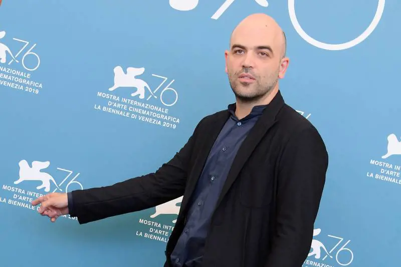 Il delirio di Saviano: "1milione di migranti al Sud". Scoppia la bufera