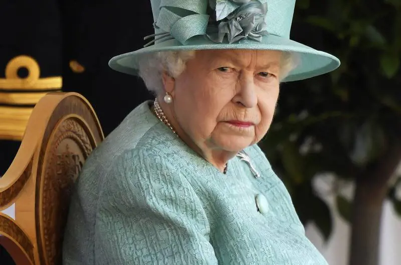 "La Regina è stanca e arrabbiata con Harry". Terremoto a Palazzo