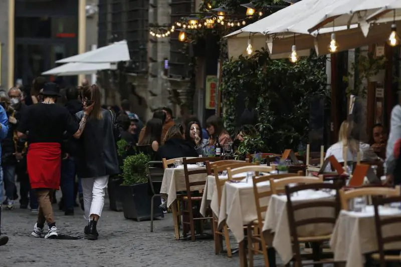 Piove, mette al riparo i clienti: ristoratore multato (e umiliato)