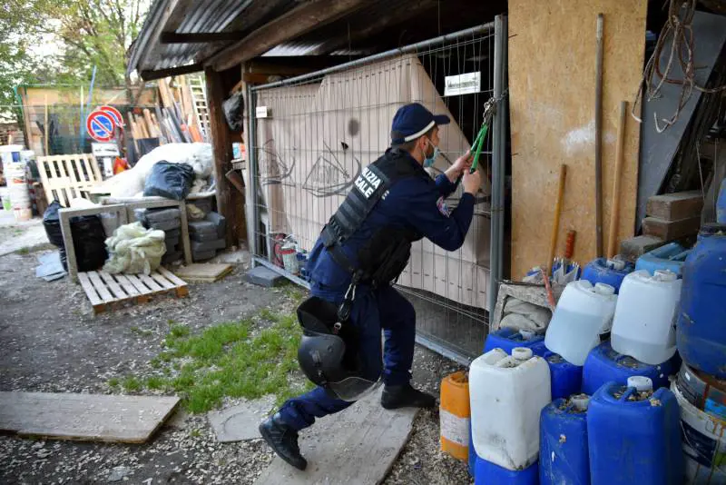 Mega traffico di rifiuti: sgomberato dopo 50 anni il campo di via Bonfadini