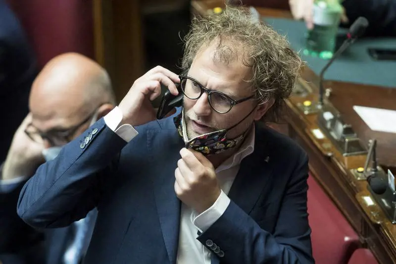 I veleni di Amara colpiscono Lotti: "L'ex ministro faceva spiare il pm del caso Consip"