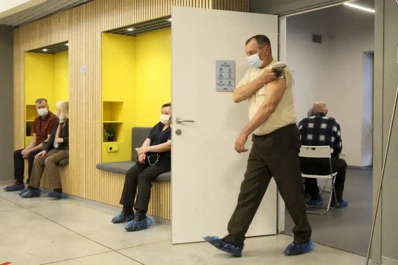 Medici pensionati a rischio fuga. "Le vaccinazioni? Ci rimettiamo"
