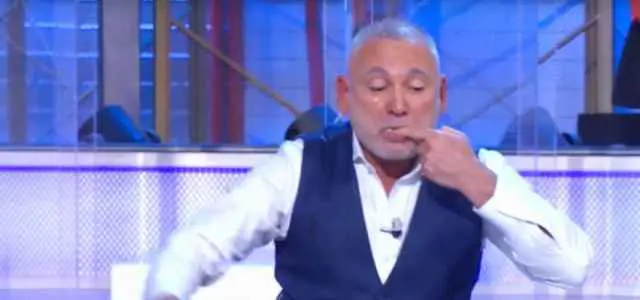 Incidente ai Soliti ignoti: attore si taglia in diretta. Sangue e paura in studio