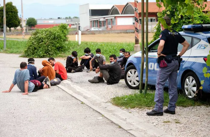 "Picchiato dalla polizia", ma era falso. Sbugiardato il pachistano idolo delle Ong
