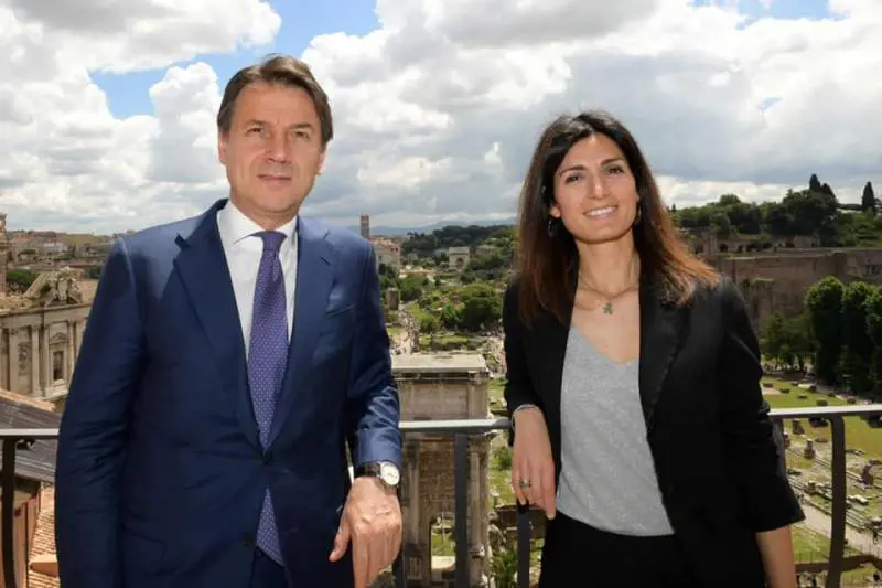 Raggi e Gualtieri: quell'inciucio Pd-5S per le elezioni a Roma