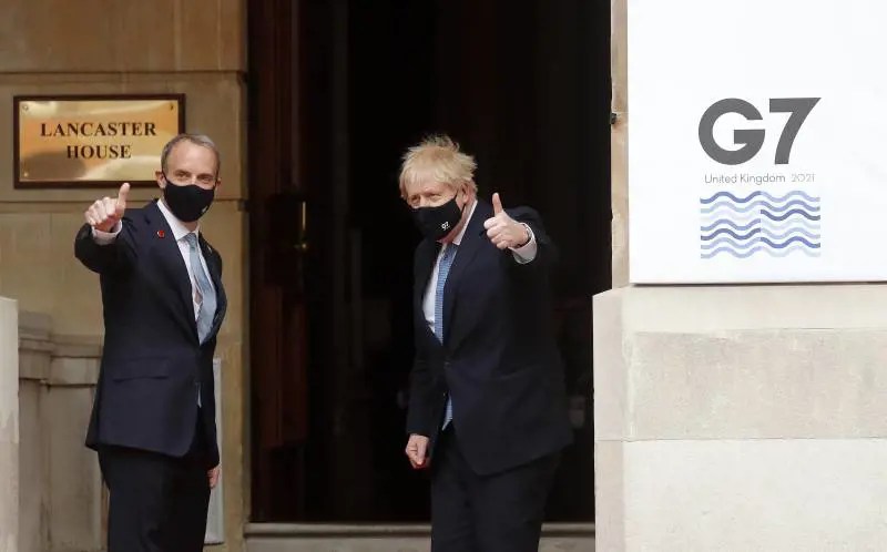 "Lascio il rischio di scegliere". Bojo "legalizza" gli abbracci 