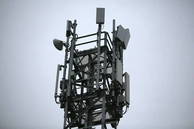 Napoli, testa di maiale contro antenna 5G